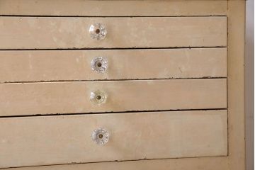 アンティーク家具　ガラスの取っ手のペイントデンタルキャビネット　ミストガラス
