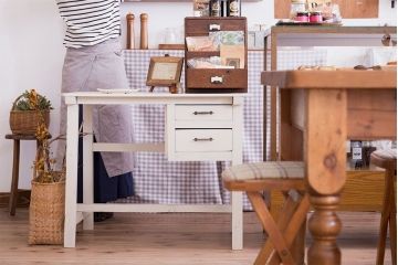 レトロ家具　古い木のレトロなデスク(アンティークペイント)