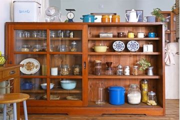 アンティーク家具　和製アンティーク　薄型　ガラス引き戸　古い木製の横型収納棚