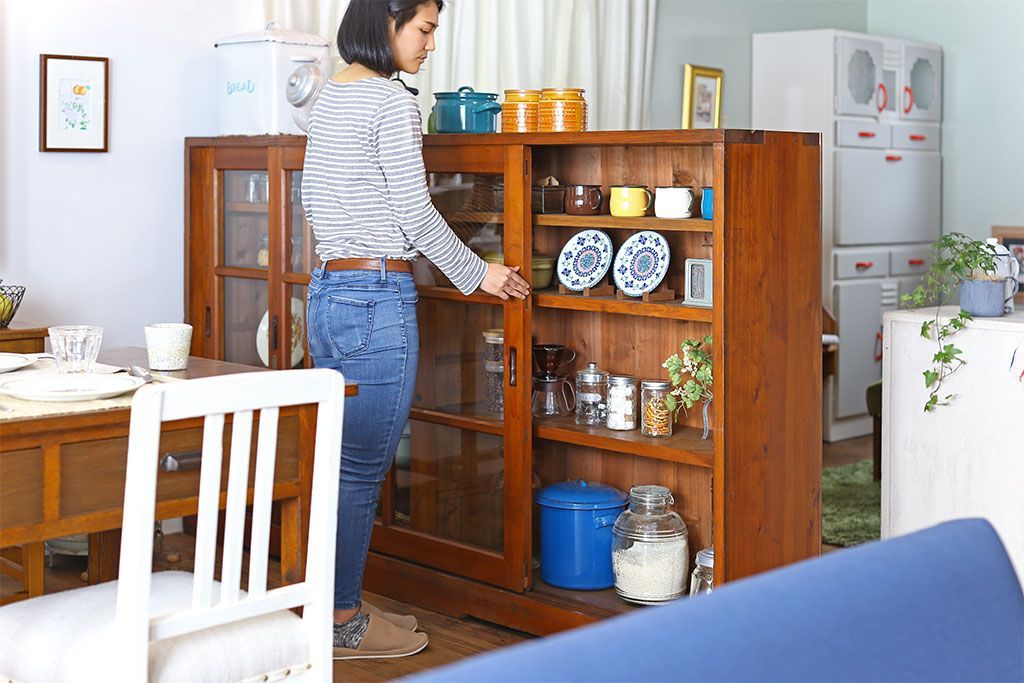 アンティーク家具　和製アンティーク　薄型　ガラス引き戸　古い木製の横型収納棚