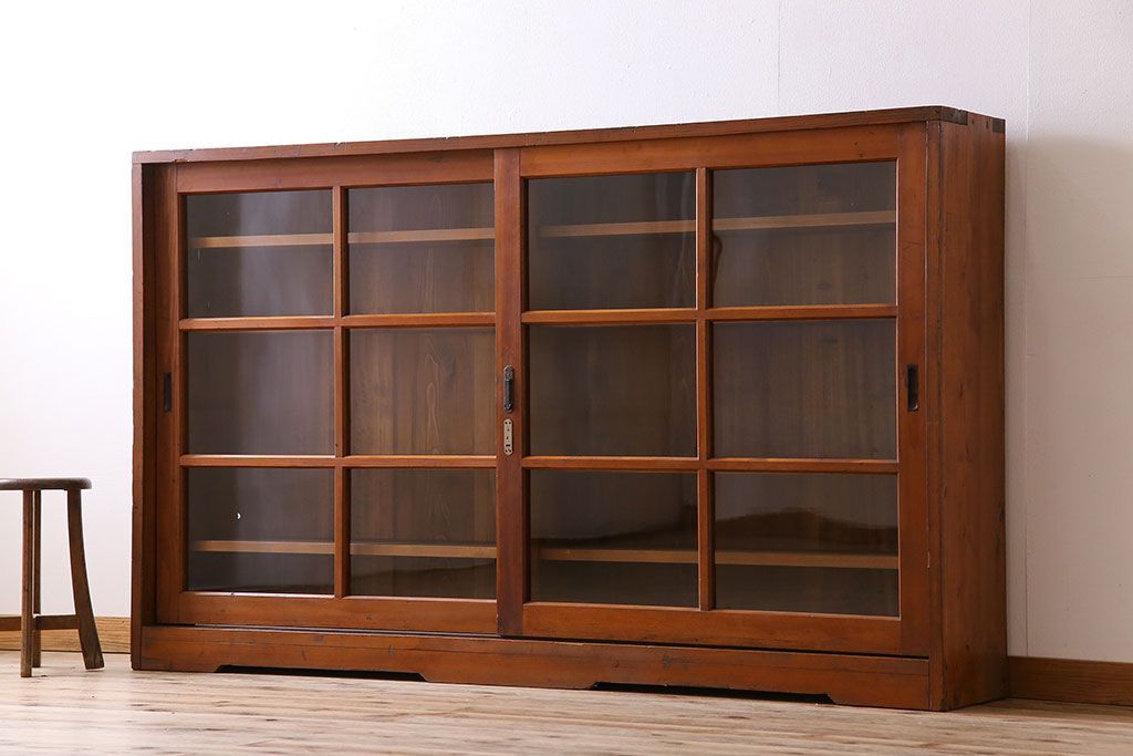 アンティーク家具　和製アンティーク　薄型　ガラス引き戸　古い木製の横型収納棚