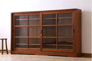 アンティーク家具　和製アンティーク　薄型　ガラス引き戸　古い木製の横型収納棚