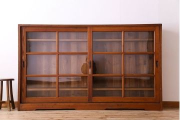 アンティーク家具　和製アンティーク　薄型　ガラス引き戸　古い木製の横型収納棚