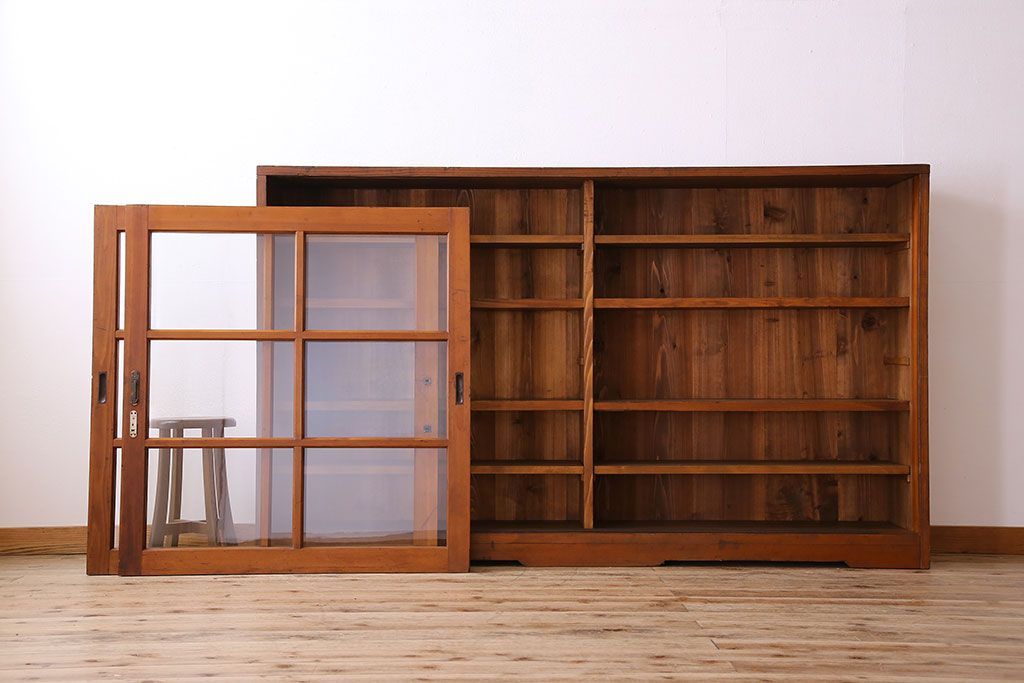 アンティーク家具　和製アンティーク　薄型　ガラス引き戸　古い木製の横型収納棚