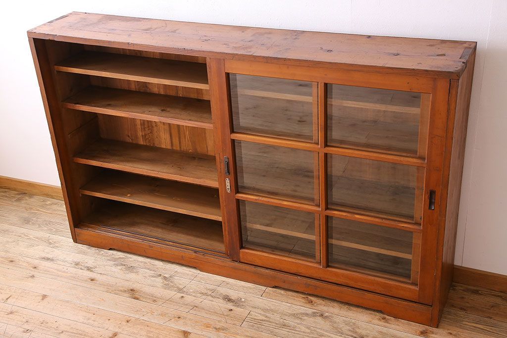 アンティーク家具　和製アンティーク　薄型　ガラス引き戸　古い木製の横型収納棚