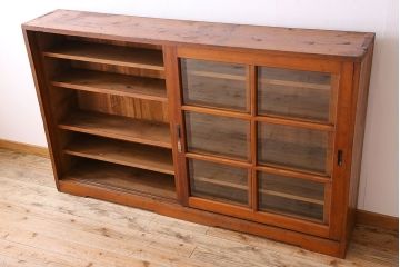 アンティーク家具　和製アンティーク　薄型　ガラス引き戸　古い木製の横型収納棚