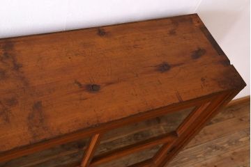 アンティーク家具　和製アンティーク　薄型　ガラス引き戸　古い木製の横型収納棚