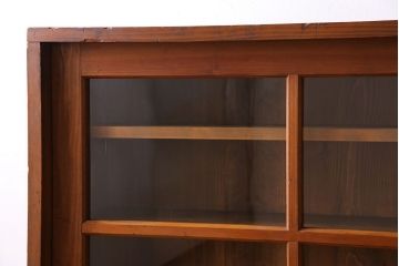 アンティーク家具　和製アンティーク　薄型　ガラス引き戸　古い木製の横型収納棚