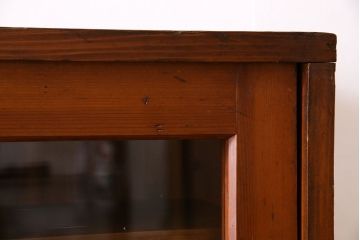 アンティーク家具　和製アンティーク　薄型　ガラス引き戸　古い木製の横型収納棚