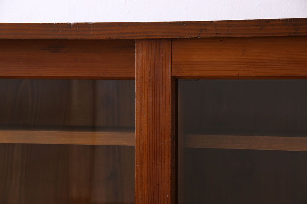 アンティーク家具　和製アンティーク　薄型　ガラス引き戸　古い木製の横型収納棚