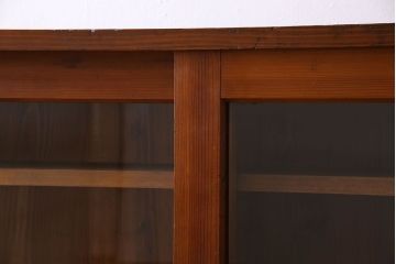 アンティーク家具　和製アンティーク　薄型　ガラス引き戸　古い木製の横型収納棚