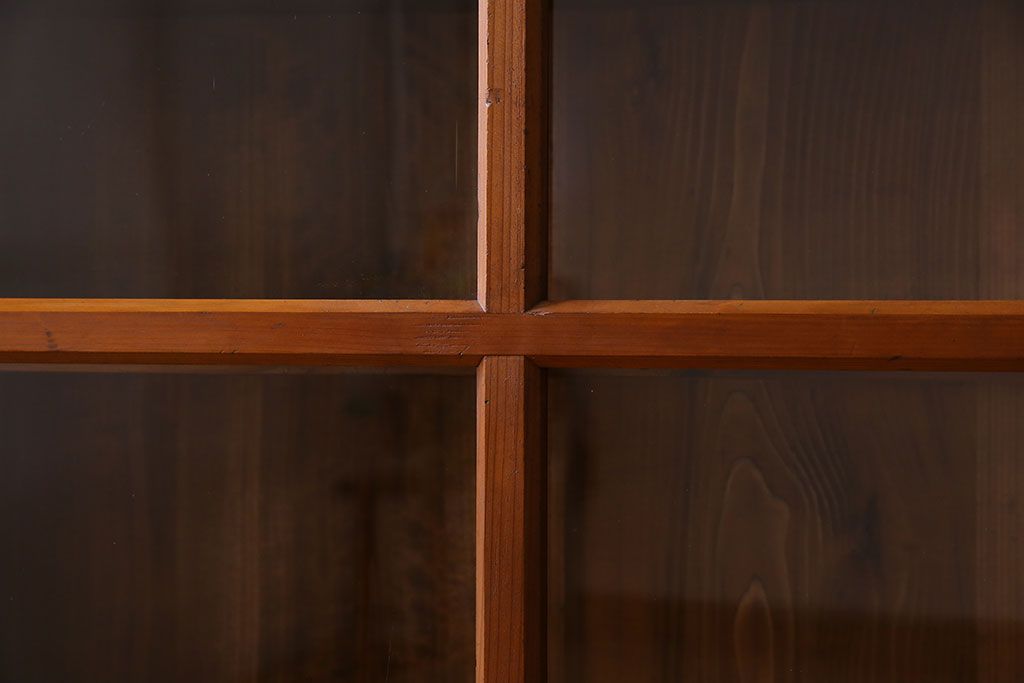 アンティーク家具　和製アンティーク　薄型　ガラス引き戸　古い木製の横型収納棚