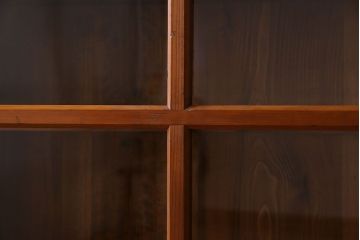 アンティーク家具　和製アンティーク　薄型　ガラス引き戸　古い木製の横型収納棚