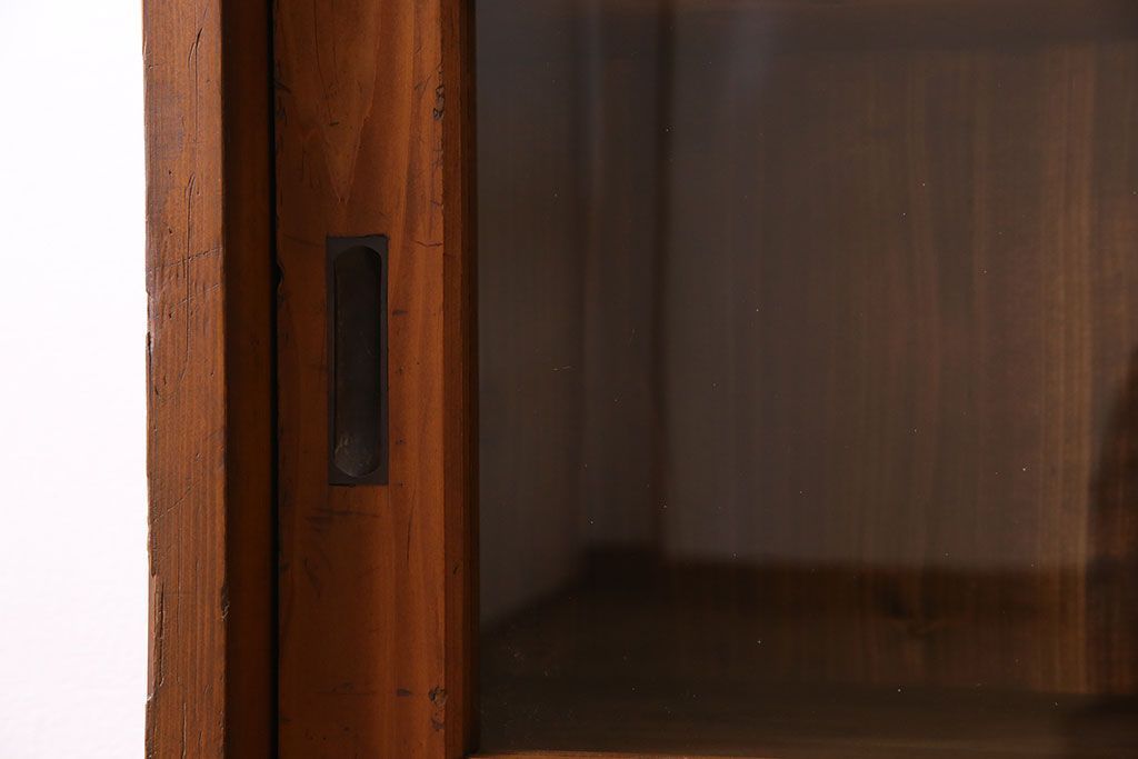 アンティーク家具　和製アンティーク　薄型　ガラス引き戸　古い木製の横型収納棚