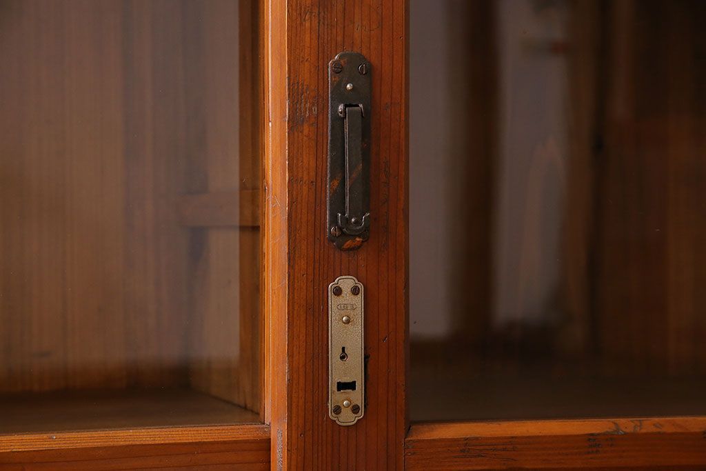 アンティーク家具　和製アンティーク　薄型　ガラス引き戸　古い木製の横型収納棚