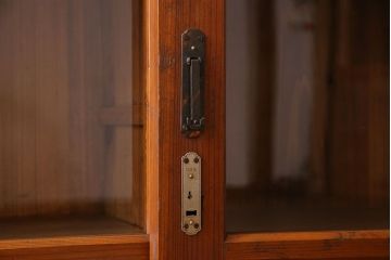 アンティーク家具　和製アンティーク　薄型　ガラス引き戸　古い木製の横型収納棚