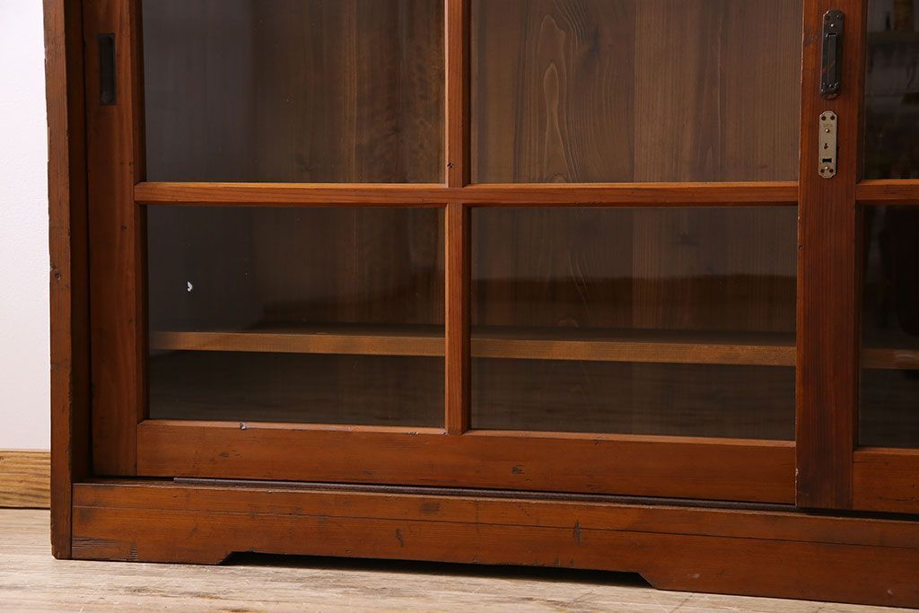 アンティーク家具　和製アンティーク　薄型　ガラス引き戸　古い木製の横型収納棚