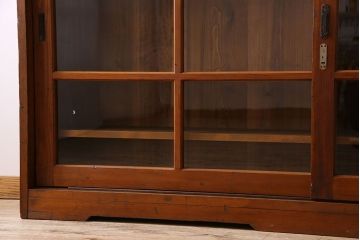 アンティーク家具　和製アンティーク　薄型　ガラス引き戸　古い木製の横型収納棚