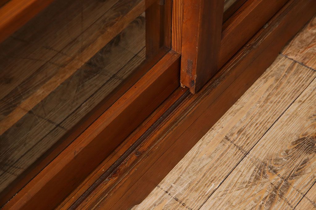 アンティーク家具　和製アンティーク　薄型　ガラス引き戸　古い木製の横型収納棚