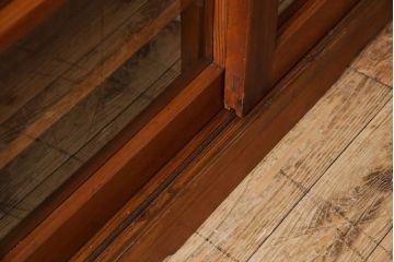 アンティーク家具　和製アンティーク　薄型　ガラス引き戸　古い木製の横型収納棚