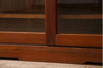 アンティーク家具　和製アンティーク　薄型　ガラス引き戸　古い木製の横型収納棚