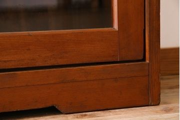 アンティーク家具　和製アンティーク　薄型　ガラス引き戸　古い木製の横型収納棚