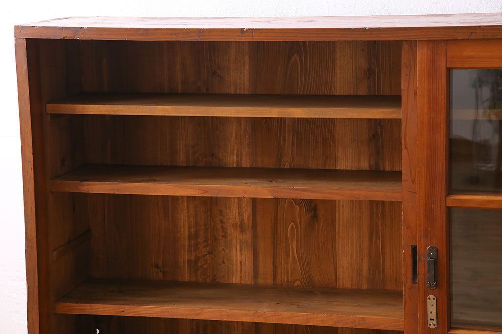 アンティーク家具　和製アンティーク　薄型　ガラス引き戸　古い木製の横型収納棚