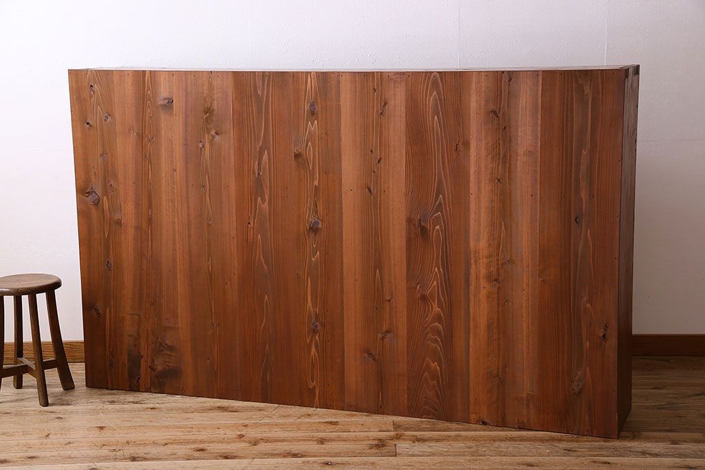 アンティーク家具　和製アンティーク　薄型　ガラス引き戸　古い木製の横型収納棚