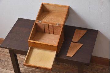 アンティーク雑貨　レトロデザイン　古い学校で使われていた小物入れ(木箱・収納箱)