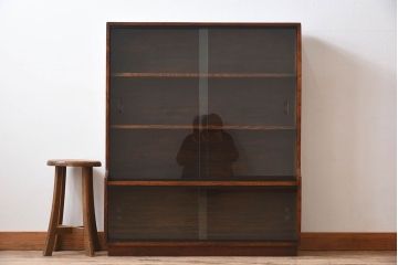 ヴィンテージ家具　イギリスビンテージ　モダンデザイン!ガラス引き戸のブックケース(飾り棚)
