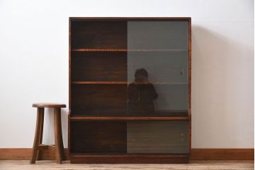 ヴィンテージ家具　イギリスビンテージ　モダンデザイン!ガラス引き戸のブックケース(飾り棚)