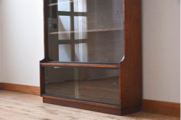 ヴィンテージ家具　イギリスビンテージ　モダンデザイン!ガラス引き戸のブックケース(飾り棚)