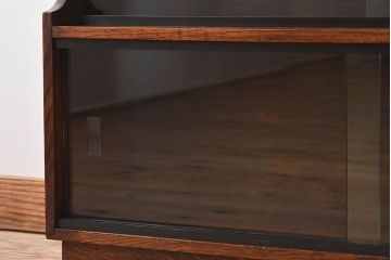 ヴィンテージ家具　イギリスビンテージ　モダンデザイン!ガラス引き戸のブックケース(飾り棚)