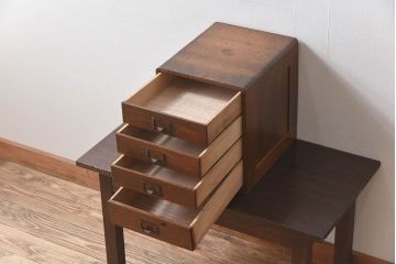 アンティーク家具　ナラ材製　和製アンティークの古い木製小引き出し　ネームプレート付き