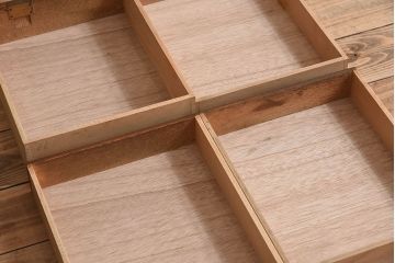 アンティーク家具　ナラ材製　和製アンティークの古い木製小引き出し　ネームプレート付き