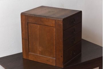 アンティーク家具　ナラ材製　和製アンティークの古い木製小引き出し　ネームプレート付き