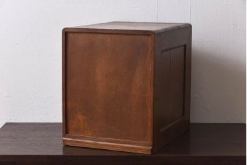 アンティーク家具　ナラ材製　和製アンティークの古い木製小引き出し　ネームプレート付き
