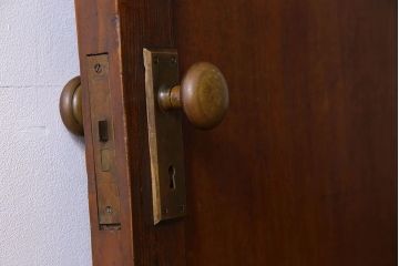 チェッカーガラス入り!古い木のレトロなアンティークドア(扉)