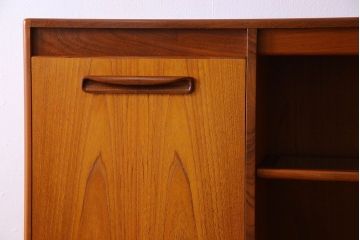 ヴィンテージ家具　G-PLAN(ジープラン)　北欧ビンテージ　ミラー付きサイドキャビネット