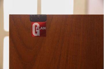 ヴィンテージ家具　G-PLAN(ジープラン)　北欧ビンテージ　ミラー付きサイドキャビネット