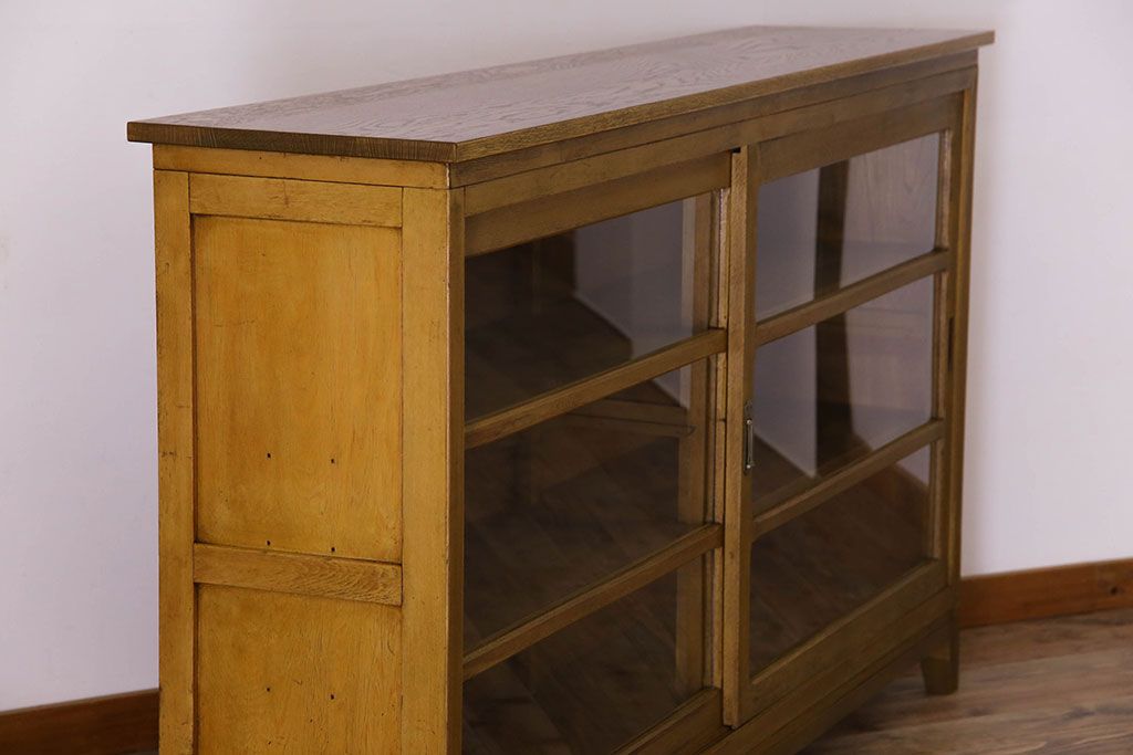 レトロ家具　昭和レトロ　脚付き!古い木製のサイドボード(収納棚)(2)