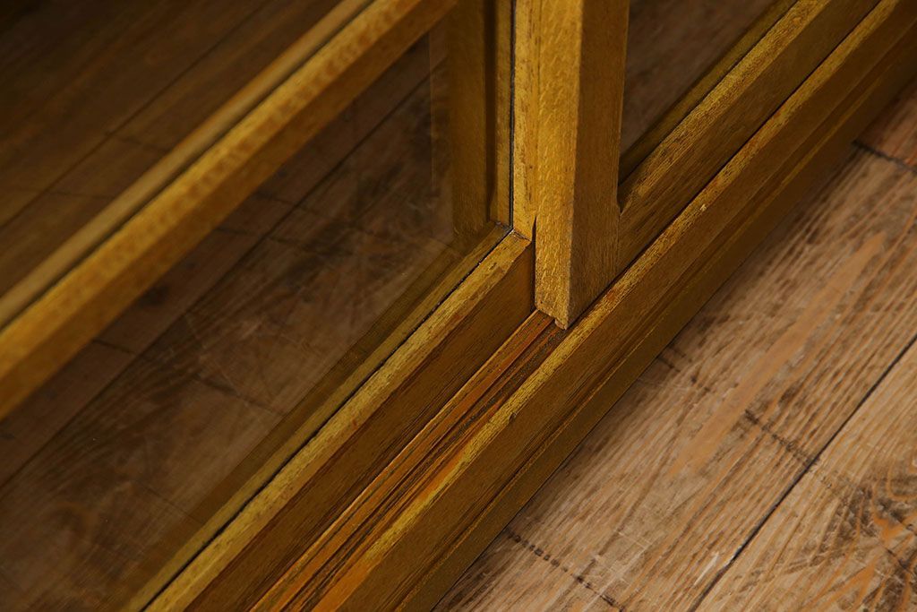 レトロ家具　昭和レトロ　脚付き!古い木製のサイドボード(収納棚)(2)