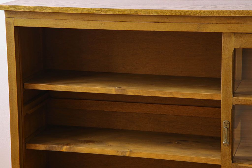 レトロ家具　昭和レトロ　脚付き!古い木製のサイドボード(収納棚)(2)