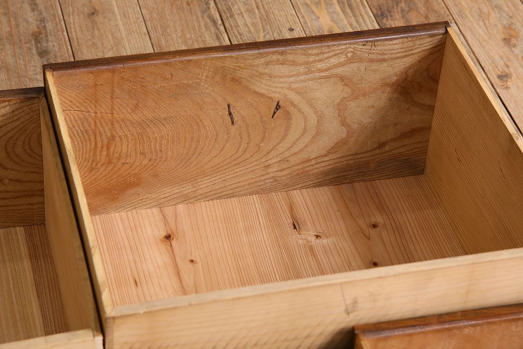 アンティーク家具　前面欅材　大正期　古い木の上質な縦型引き出し　アンティーク