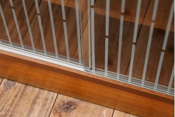 ヴィンテージ家具　北欧ビンテージ　ガラス引き戸付き!収納棚