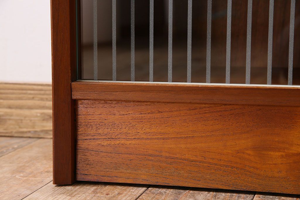 ヴィンテージ家具　北欧ビンテージ　ガラス引き戸付き!収納棚