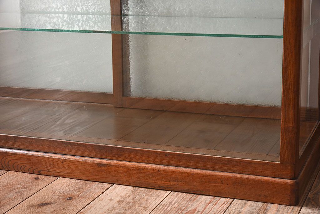 アンティーク家具　総欅材製　上手物の結霜ガラス入りアンティークガラスケース(ショーケース)