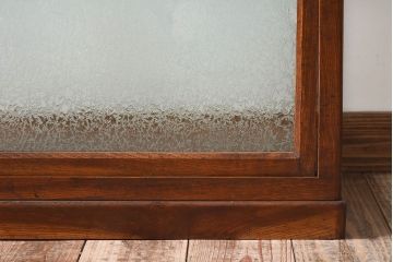 アンティーク家具　総欅材製　上手物の結霜ガラス入りアンティークガラスケース(ショーケース)