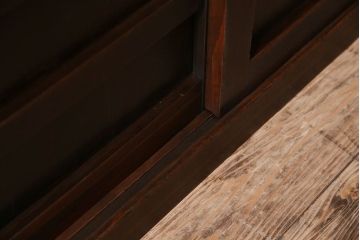 アンティーク家具　古民具・骨董　五尺　四枚引き戸の収納箪笥ローボード(水屋箪笥)(2)