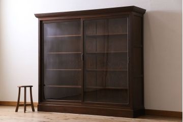 アンティーク家具　ナラ材製!ガラス引き戸の上品なアンティーク飾り棚(ディスプレイ棚)